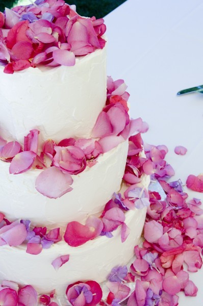 Petals of roses or other flowers are a simple option to decorate a cake.