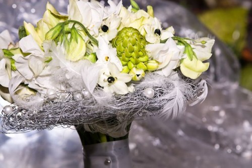 white bridal bouquet with feathers, sweetpeas and star of bethlehem, Françoise W