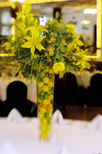 tall yellow centerpiece, vase filled with citrus, Tiffany Center, Françoise Weeks
